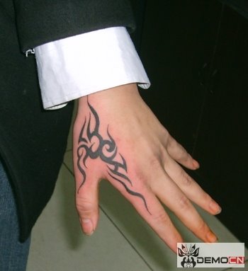 .Hand-tattoos-Trend-2012-8